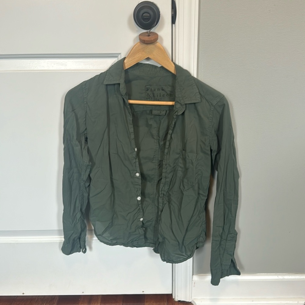 Frank & Eileen green button up XS